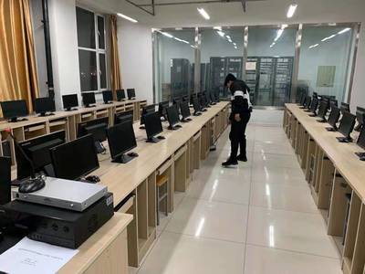 計算機學院學生黨員開展志愿服務活動，用專業(yè)技能服務師生